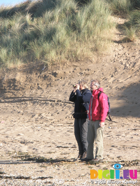 JT00029 Herma and Bram on beach